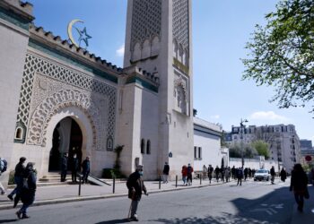 ORANG ramai berjalan di luar pekarangan Grand Mosquee de Paris semasa bulan Ramadan. -AFP