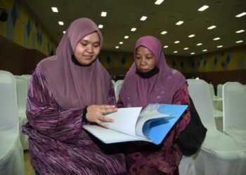 NOOR Fatini Aina Md. Noor bersama ibunya semasa sesi kemasukan di Universiti Malaysia Perlis (Unimap) di Pauh Putra, Arau, Perlis hari ini.-UTUSAN/IZLIZAN OTHMAN