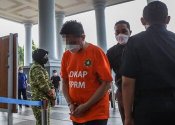 PENGARAH sebuah syarikat pendawaian direman empat hari di Mahkamah Majistret Kuala Lumpur \ bagi membantu siasatan berhubung dakwaan rasuah sindiket bitcoin kepada pekerja TNB. - UTUSAN/AFIQ RAZALI