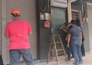 ANGGOTA polis dan kakitangan TNB menyerbu sebuah premis yang mencuri bekalan elektrik bagi menjalankan kegiatan melombong bitcoin secara haram di Taman Seruling Indah, Sungai Petani.