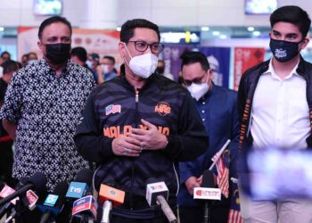 AHMAD Faizal Azumu (tengah) bersama Reezal Merican Naina Merican dan Syed Saddiq Syed Abdul Rahman (kanan) menyambut ketibaan atlet Paralimpik di Sepang, Selangor pada 3 September lalu. 
– UTUSAN/FAIZ ALIF AHMAD ZUBIR