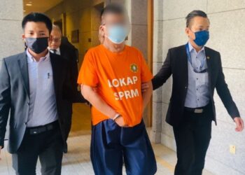 SPRM menahan reman seorang blogger bagi membantu siasatan berkaitan dakwaan rasuah di Mahkamah Majistret, Putrajaya.