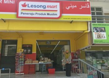 PEMILIK Lesong Mart cawangan Seri Kembangan, Selangor, Norhamimah Neemat berbangga dapat membantu memasarkan produk Muslim bumiputera di rangkaian pasar raya itu. – UTUSAN