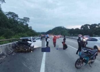 KEADAAN kereta Proton Inspira yang terlibat kemalangan di Kilometer 385.6, Lebuh Raya Utara-Selatan arah selatan dekat Tanjung Malim, Perak, kelmarin. - MEDIA SOSIAL