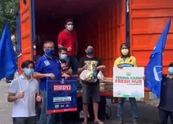 Gambar yang tular menunjukkan lori milik MBJB digunakan dengan memaparkan bendera BN dalam satu program sumbangan barangan keperluan di Johor Bahru.