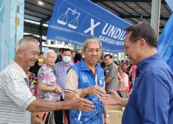 HASNI MOHAMMAD bersalaman dengan orang ramai yang menghadiri Majlis Ramah Mesra bersama Komuniti Kampung Baru Simpang Renggam, Johor.