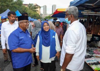 SYED Ibrahim Kadir berbual bersama pengunjung ketika mengadakan kempen 'walkabout' di Pasar Malam Taman Pinggiran Putra, Puchong, Selangor. - UTUSAN/FAISOL MUSTAFA