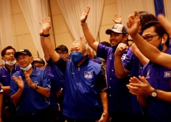 BUNG Moktar Radin (tengah) pada Majlis Ramah Pemimpin BN dan PN di Kota Kinabalu, Sabah hari ini. UTUSAN/FAUZAN AZIMA