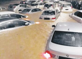 PEMANDU kenderaan di Lembah Klang sering menghadapi risiko terperangkap di dalam banjir kilat.