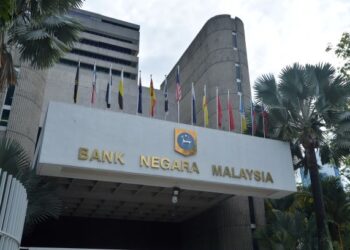 Menurut BNM, pertumbuhan pembiayaan bersih menurun sedikit kepada 4.5 peratus berbanding 4.6 peratus pada April. - GAMBAR HIASAN