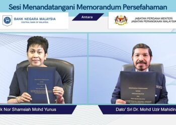 NOR SHAMSIAH Mohd. Yunus dan Mohd. Uzir Mahidin menunjukkan dokumen kerjasama yang ditandatangani.