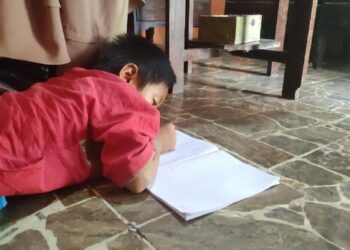 ANAK kepada pasangan Iyan Kustian dan Ida Rosidah lahir dengan dua alat kelamin. - AGENSI