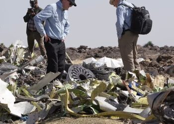 PASUKAN Penyiasat Lembaga Pengangkutan dan Keselamatan Kebangsaan AS (NTSB) melihat serpihan di tapak nahas pesawat Ethiopian Airlines pada 12 Mac 2019. - AGENSI