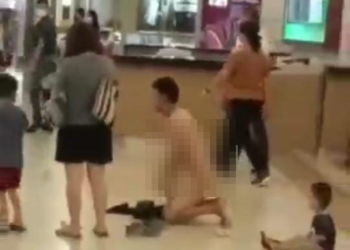 TANGKAP layar seorang lelaki berbogel di lobi sebuah hotel di Genting Highlands di Bentong, Pahang.