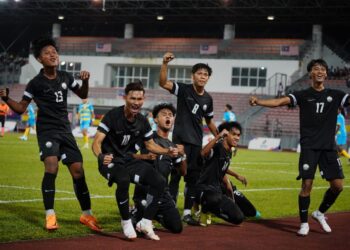 PEMAIN Terengganu meraikan jaringan pembukaan yang disempurnakan Muhammad Safwan Mazlan di Stadium Bola Sepak Kuala Lumpur, Cheras malam ini. - UTUSAN/AMIR KHALID