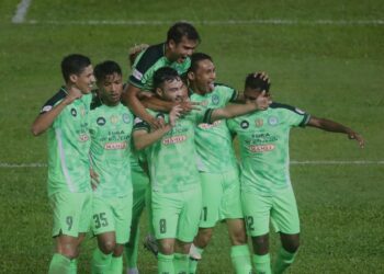 PEMAIN Melaka United FC, Manuel Gelito Ott (tengah) meraikan jaringan gol minit ke-24 bersama pasukannya dalam aksi Piala Malaysia ketika menentang Kedah Darul Aman FC di Stadium Hang Jebat, Paya Rumput malam ini. Gambar RASUL AZLI SAMAD