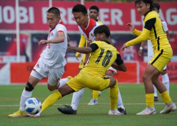 PENYERANG Skuad B-19 tahun negara Adam Farhan cuma merampas bola daripada pemain  Mongolia.-IHSAN AFC