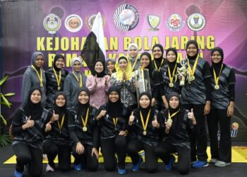 PEMAIN pasukan Pahang yang muncul juara Kejohanan Bola Jaring Remaja Kebangsaan Kali Ke-37 di Stadium Indera Mulia di Ipoh hari ini. - UTUSAN