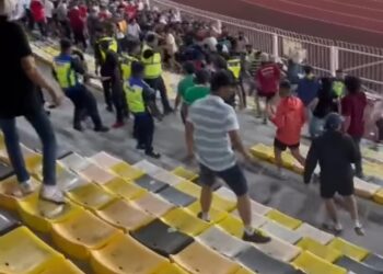 KEADAAN kekecohan penyokong semasa perlawanan Liga Super antara Perak FC menentang Selangor FC di Stadium Perak semalam. - UTUSAN