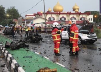KERETA mangsa terbelah dua dalam kejadian semalam.