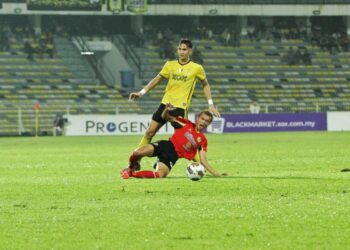 PEMAIN Perak FC, Muhammad Hadi Fayyadh (belakang) mengasak pemain NSFC, Herold Mark Goulon dalam perlawanan Liga Super di Stadium Perak, Ipoh kelmarin. - UTUSAN/MUHAMAD NAZREEN SYAH MUSTHAFA