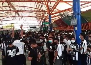 PARA penyokong pasukan Terengganu FC memenuhi pekarangan Stesen LRT Bukit Jalil pada pukul 5.30 petang tadi.