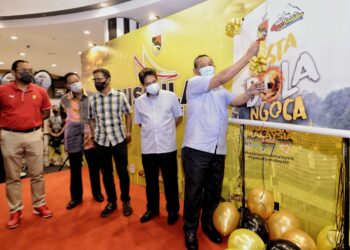 AMINUDDIN Harun menyempurnakan prapelancaran Pesta Bola Ngoca 2021 di Nilai, Seremban, Negeri Sembilan,  hari ini. - UTUSAN/MOHD. SHAHJEHAN MAAMIN