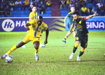 KPAH Sherman (kiri) mengawal bola sambil dihalang oleh kapten Kedah, Manuel Gellito Ott pada perlawanan Liga Super 2023, di Stadium Darul Makmur di Kuantan, Pahang. - FOTO/SHAIKH AHMAD RAZIF