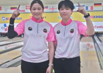 Atlet Sarawak, Lavinia Kho Jia Jie (kanan) memenangi pingat emas manakala rakan sepasukannya Nur Hazirah Ramli memenangi perak dalam acara perseorangan wanita Sukan Malaysia (SUKMA) Kuala Lumpur ke 20, di Sunway Megalanes.