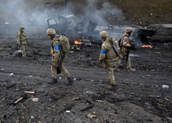 TENTERA Ukraine melihat serpihan peluru yang berkecai selepas pertempuran dengan tentera Rusia di Kyiv, pagi semalam.-AFP