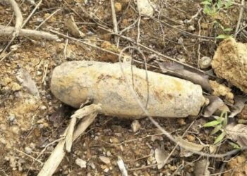 SEBUTIR bom lama yang ditemukan dalam sebuah kawasan ladang getah di Jelai 1, Tampin, semalam.