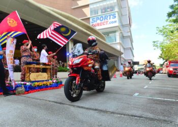 PELEPASAN kenderaan unit motosikal yang akan digunakan untuk melakukan rondaan di beberapa kawasan tertentu melibatkan jalan Persekutuan sempena musim perayaan Aidilfitri nanti. - UTUSAN/SHAIKH AHMAD RAZIF