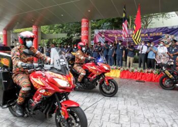 ISMAIL Abd Muttalib (tengah) melepaskan 'Flag Off' Ops Raya Bomba 2022 di IOI City Mall, Putrajaya. - UTUSAN/ FAISOL MUSTAFA
