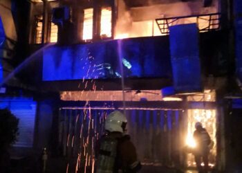 PASUKAN bomba dan penyelamat memadam kebakaran premis dua tingkat di SS14, Subang Jaya, Selangor hari ini.