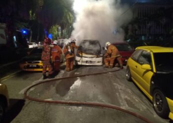 SEBANYAK 14 anggota Balai Bomba dan Penyelamat Larkin berjaya memadamkan kebakaran dua kereta yang berlaku di Jalan Bukit Timbalan, Johor Bahru, semalam.
Gambar: JBPM Johor