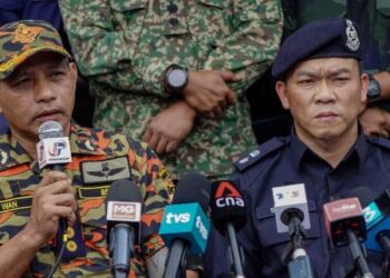 WAN Md. Razali Wan Ismail (kiri) bercakap pada sidang akhbar mengenai penemuan empat mangsa pada hari ketujuh operasi SAR di lokasi tragedi tanah runtuh di tapak perkhemahan FoF, Batang Kali, Hulu Selangor, hari ini. - FOTO/FARIZ RUSADIO