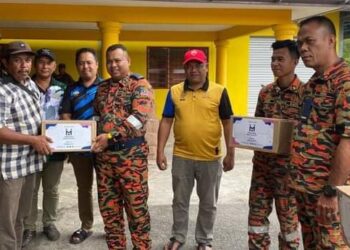 ANGGOTA Jabatan Bomba dan Penyelamat Malaysia (JBPM) menyampaikan bantuan makanan kepada mangsa banjir di PPS balai raya Kampung Setajam di Rompin, Pahang. - FOTO /IHSAN JKM ROMPIN
