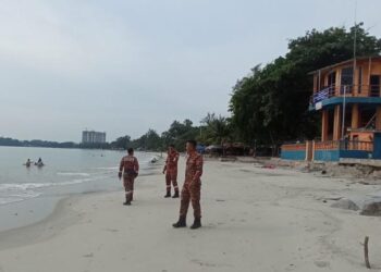 ANGGOTA Bomba dan Penyelamat melakukan rondaan di Pantai Telok Kemang petang tadi susulan jangkaan berlaku fenomena air pasang besar bermula hari ini.
