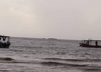 PASUKAN bomba melakukan operasi mencari dan menyelamat di Pantai Sungai Ular, Kuantan hari ini.