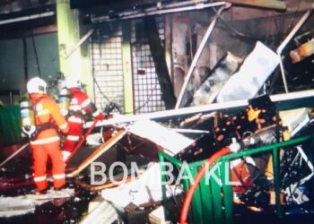 ANGGOTA bomba berjaya memadamkan kebakaran kedai buah-buahan di Bandar Manjalara, Kepong, awal pagi tadi.