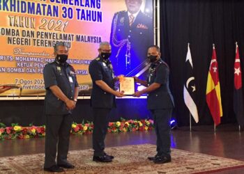 MOHAMMAD Hamdan Wahid  (tengah) menyampaikan Anugerah Perkhidmatan Cemerlang kepada salah seorang penerima pada Majlis Anugerah Perkhidmatan Cemerlang dan Perkhidmatan 30 Tahun Peringkat Negeri di Kuala Nerus, Terengganu, semalam. - UTUSAN/TENGKU DANISH BAHRI TENGKU YUSOFF