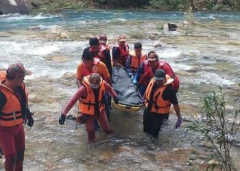 ANGGOTA Pasukan Penyelamat di Air (PPDA) JBPM membawa keluar mayat seorang mangsa lemas di Taman Rekreasi Lata Tembakah, Besut, Terengganu, baru-baru ini.
