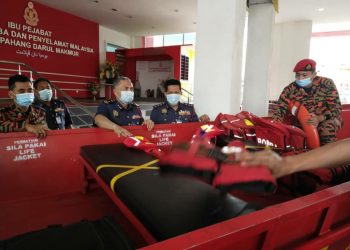 WAN  Mohamad Zaidi Wan Isa (tiga dari kiri) melakukan pemeriksaan aset Jabatan Bomba dan Penyelamat Malaysia (JBPM) Pahang di Ibu Pejabat JBPM Pahang di Indera Mahkota, Pahang hari ini.