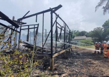 BOMBA memadamkan kebakaran di sebuah rumah di Kampung Batu 48, Dungun, Terengganu, hari ini.