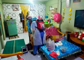 Petugas Kementerian Kesihatan mengesahkan mangsa meninggal dunia di rumah di Taman Jaya Diri Sepanggar di Kota Kinabalu hari ini.-IHSAN Bomba