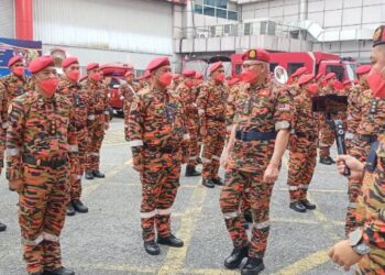 MOHAMMAD Hamdan memeriksa perbarisan 79 anggota dan pegawai JBPM yang menerima tauliah Smart Matter Expert (SME), di Ibu pejabat JBPM, Putrajaya. - UTUSAN/MOHD HUSNI MOHD NOOR