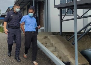NOR Muhamad Ahmad dibawa ke Mahkamah Majistret Kuala Pilah hari ini atas tuduhan melakukan perhubungan seks tanpa kebenaran terhadap seorang wanita di Kuala Klawang, Jelebu hujung bulan lalu.-UTUSAN/NOR AINNA HAMZAH.