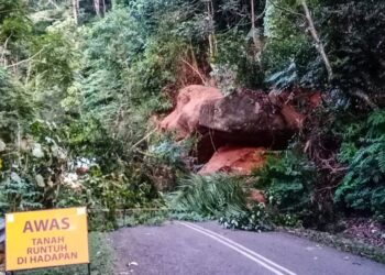 BONGKAH batu besar dan tanah yang runtuh di jalan ke Bukit Fraser berhampiran Kampung Tras di Raub, Pahang, hari ini.