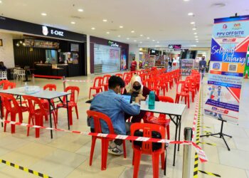 Gambar bertarikh 11 Februari 2022 memaparkan Pusat Pemberian Vaksin (PPV) di sebuah pasar raya di Kuantan, Pahang yang lengang kerana tiada sambutan daripada orang ramai bagi mendapatkan dos penggalak walaupun PPV tersebut telah beroperasi selama seminggu. – UTUSAN/SHAIKH AHMAD RAZIF