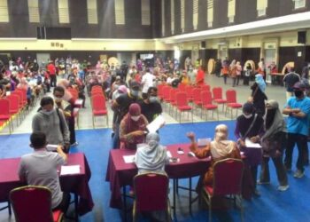 SEBAHAGIAN peniaga yang hadir untuk mendapatkan borang Kawasan Bebas Berniaga bagi Daerah Kuala Muda di Majlis Perbandaran Sungai Petani, Sungai Petani, Kedah hari ini. - FOTO/OTHMAN YAHAYA